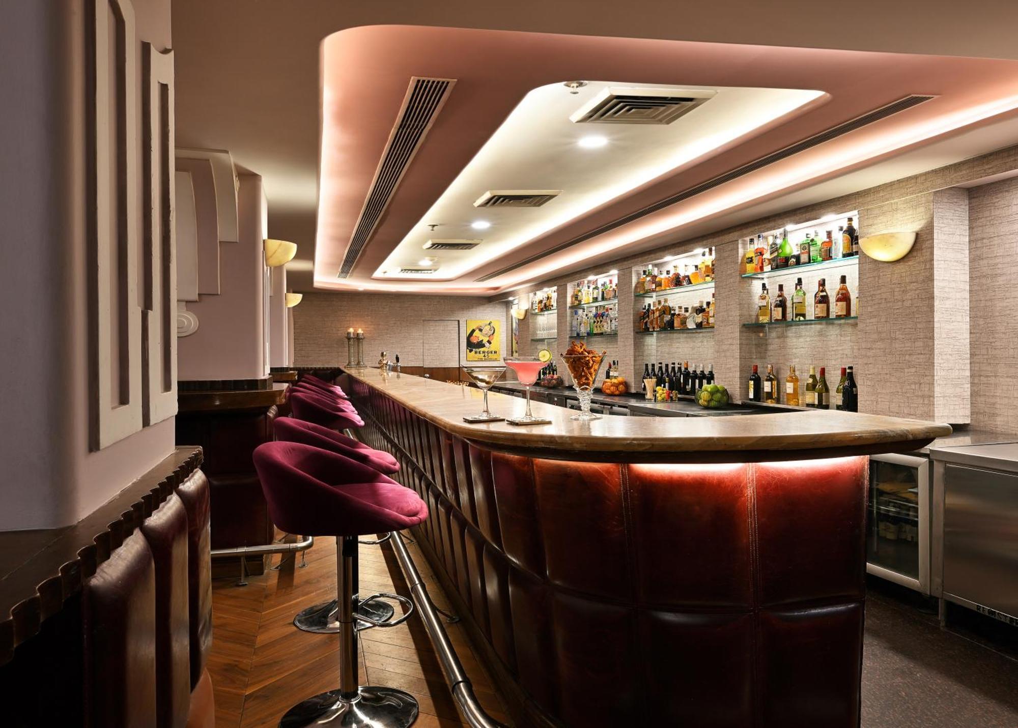 Ambassador, New Delhi - Ihcl Seleqtions Otel Dış mekan fotoğraf The bar at the 2010 London Olympics