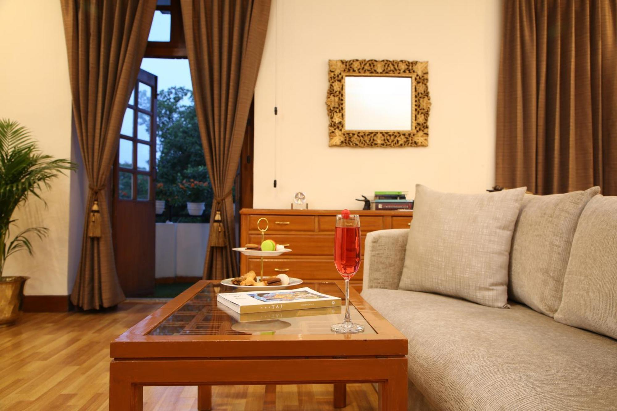 Ambassador, New Delhi - Ihcl Seleqtions Otel Dış mekan fotoğraf A living room