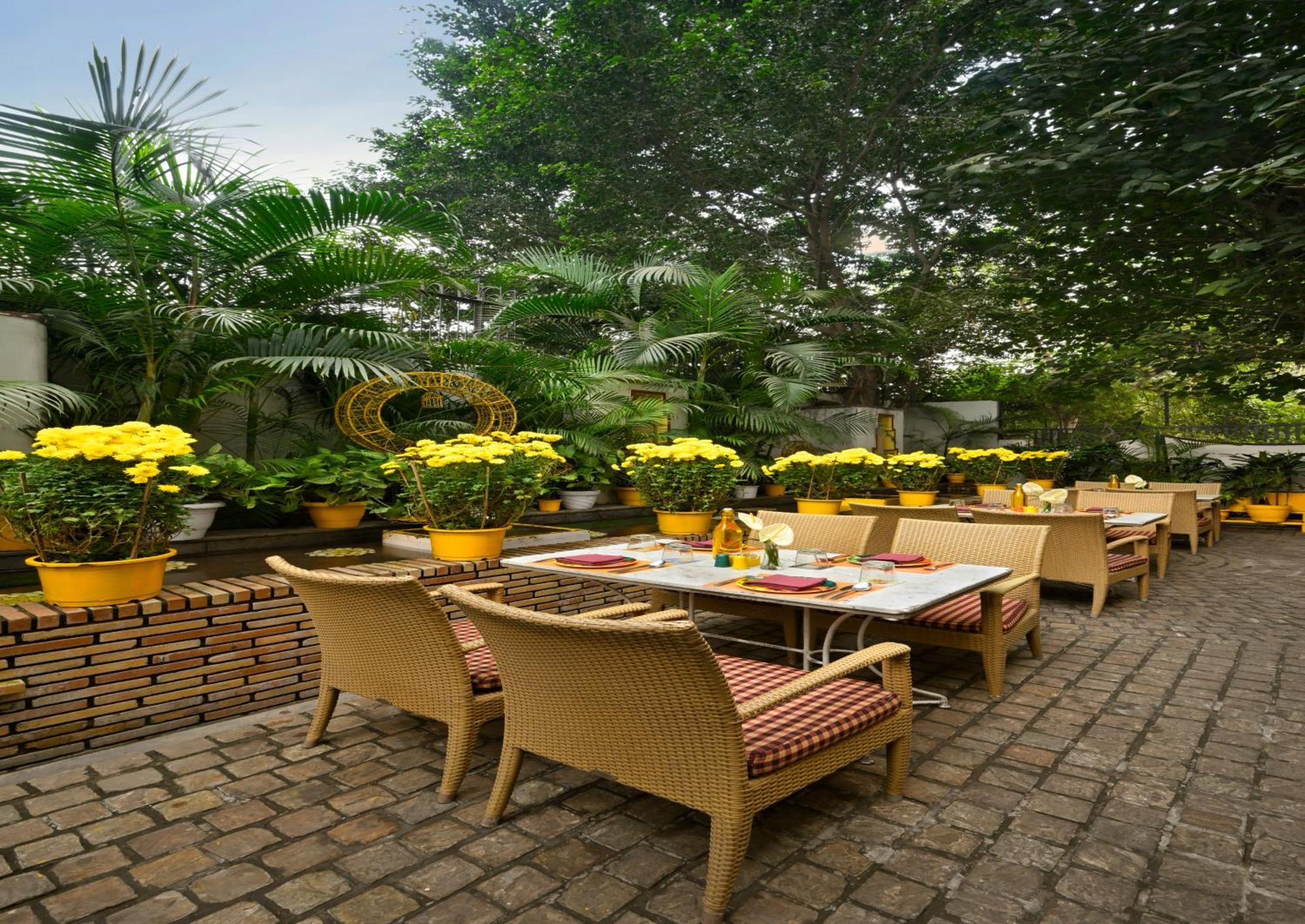 Ambassador, New Delhi - Ihcl Seleqtions Otel Dış mekan fotoğraf The Park, New Delhi